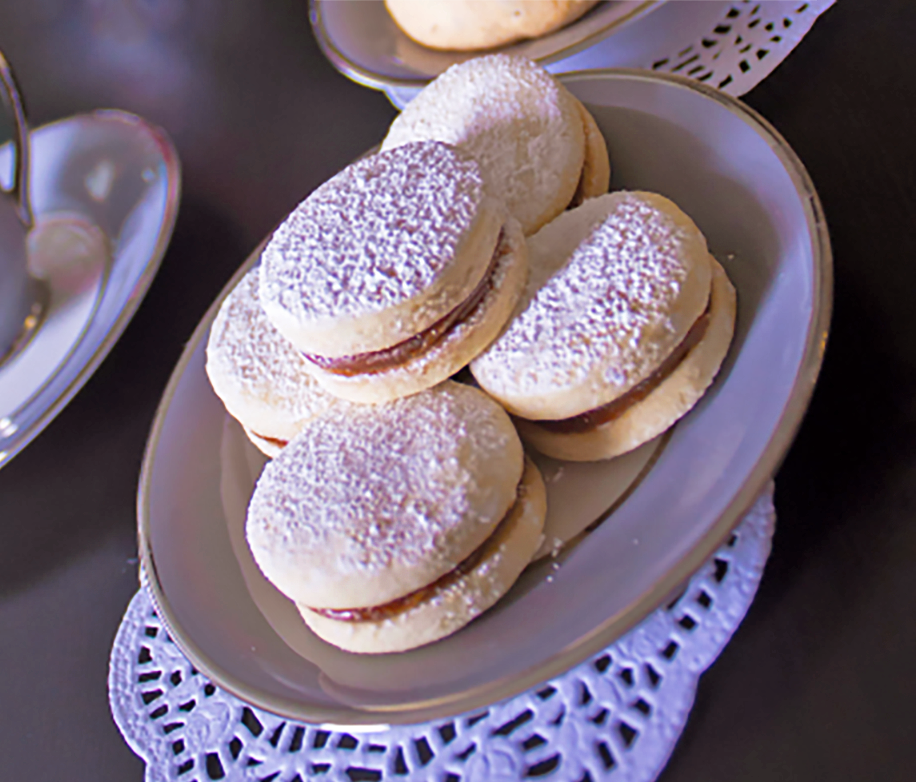 15 Traditional Alfajores (Powdered Sugar) - Dulceology