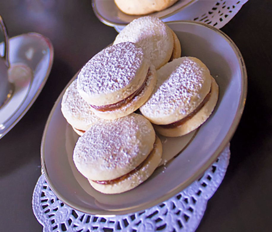 
            
                Load image into Gallery viewer, 15 Traditional Alfajores (Powdered Sugar) - Dulceology
            
        